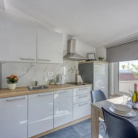 Apartment Honeymoon - Happy *